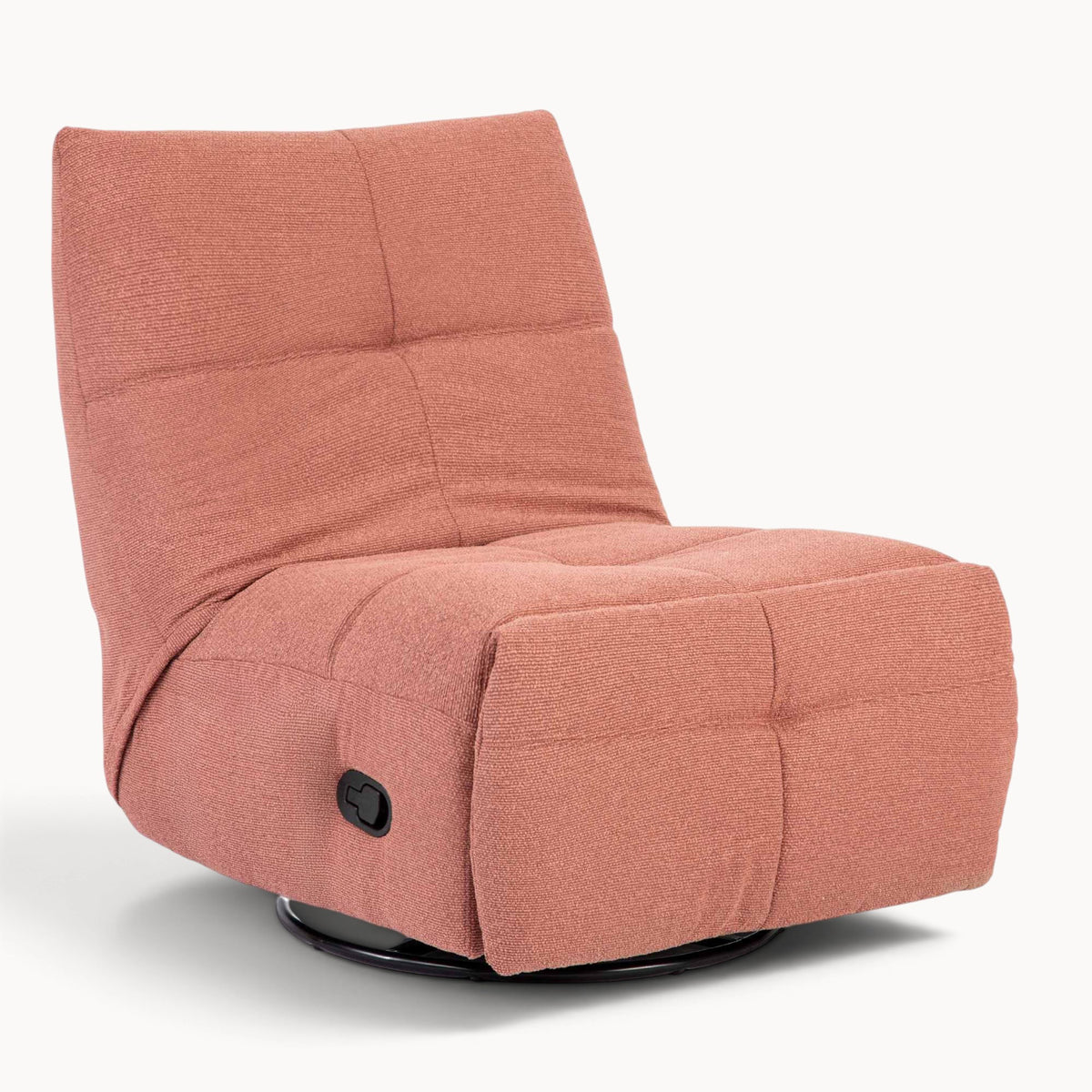 Aika Yasu relaxfauteuil in roze textiel met een modern gestoffeerd ontwerp en een zwarte draaivoet.