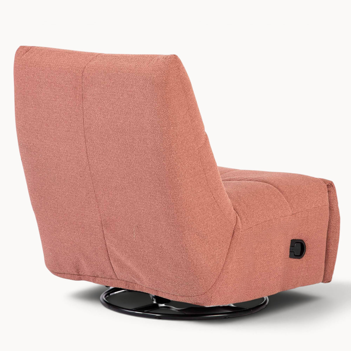 Aika Yasu relaxfauteuil in roze textiel met een zwart metalen draaivoet, gezien vanaf de achterkant.