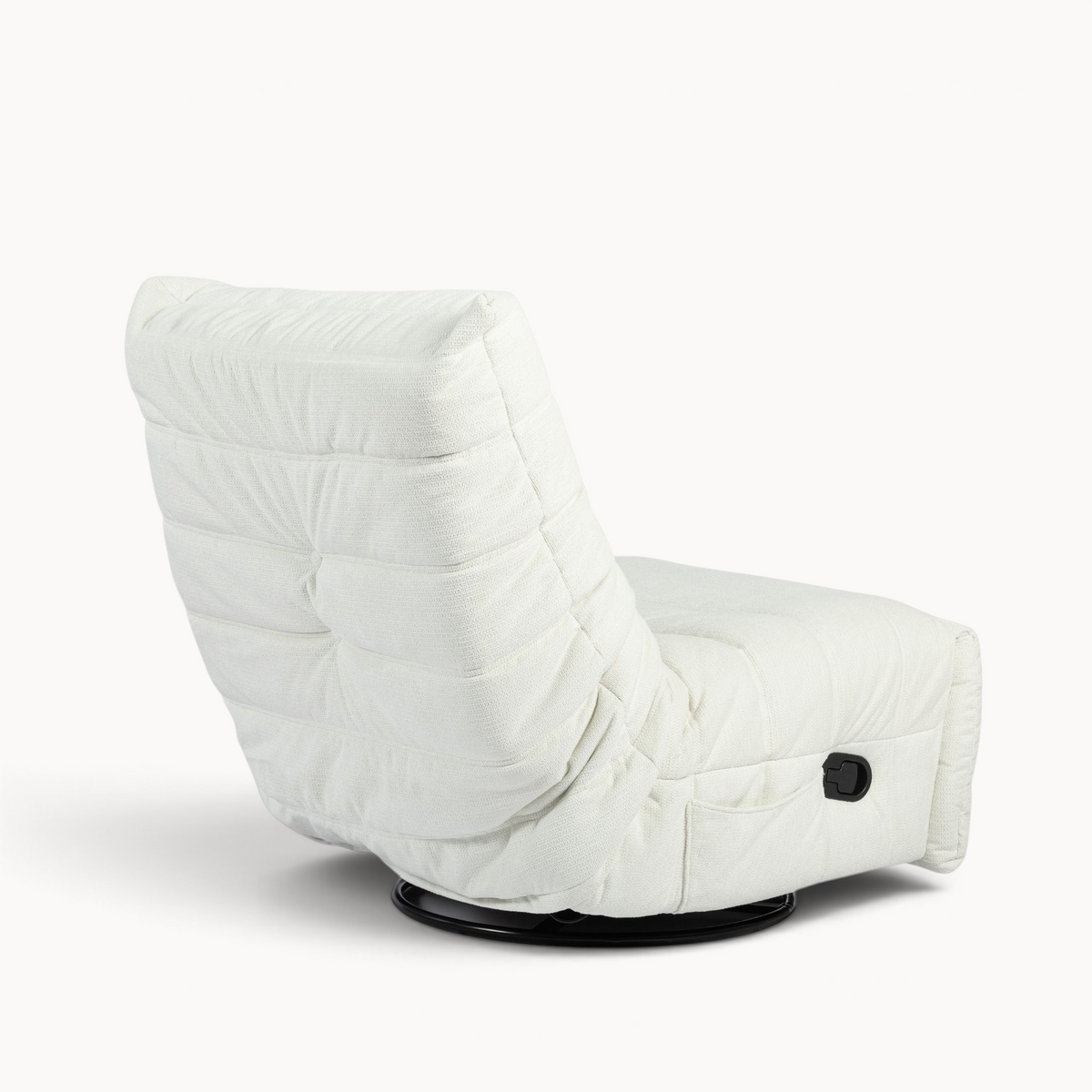 Aika Zen relaxfauteuil in gebroken wit met een gestoffeerd design en een zwarte draaivoet, zijaanzicht.