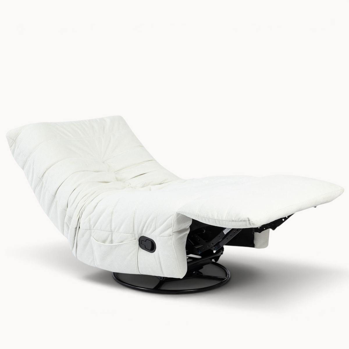 Aika Zen relaxfauteuil in gebroken wit met doorgestikte bekleding en verstelbare ligstand op een zwart onderstel