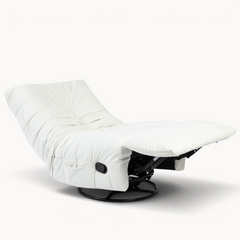 Aika Zen relaxfauteuil in gebroken wit met doorgestikte bekleding en verstelbare ligstand op een zwart onderstel