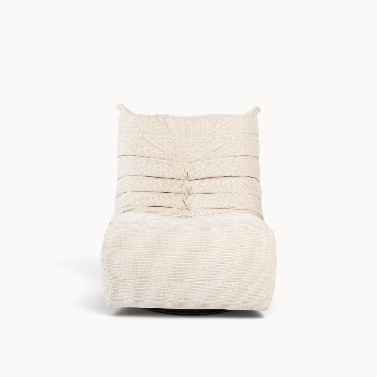 Aika Zen relaxfauteuil in beige stof met een comfortabel, gewatteerd ontwerp en een moderne uitstraling.
