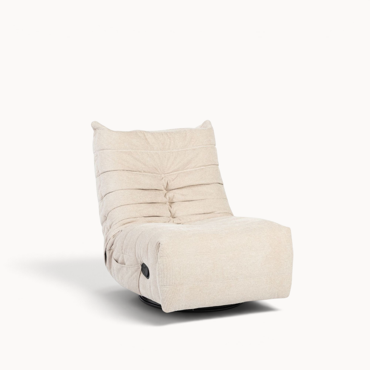 Aika Zen relaxfauteuil in beige stof met een modern, gecapitonneerd ontwerp en draaibare zwarte voet.