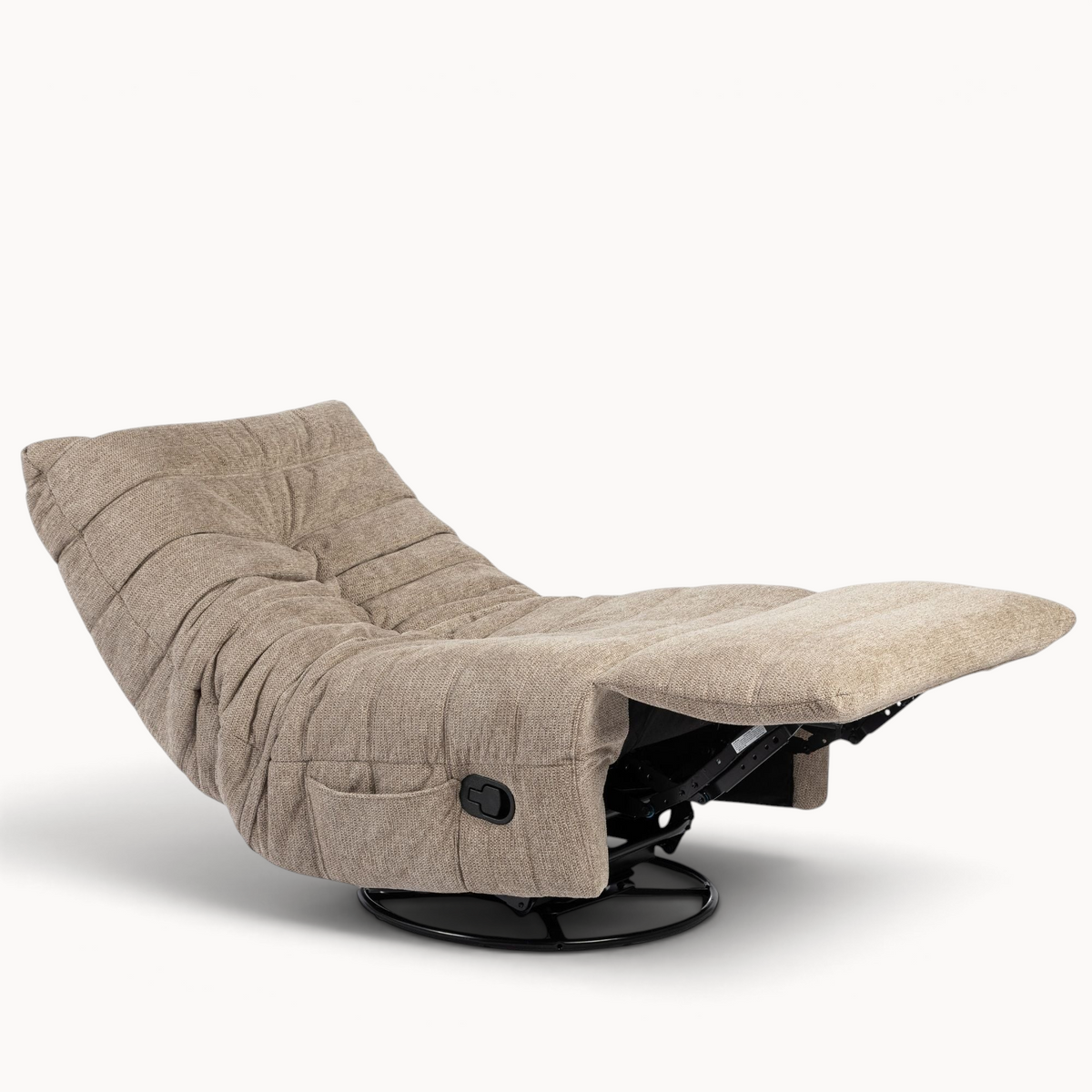 Aika Zen relaxfauteuil in beige stof met een verstelbare rugleuning en voetensteun op een zwart metalen onderstel