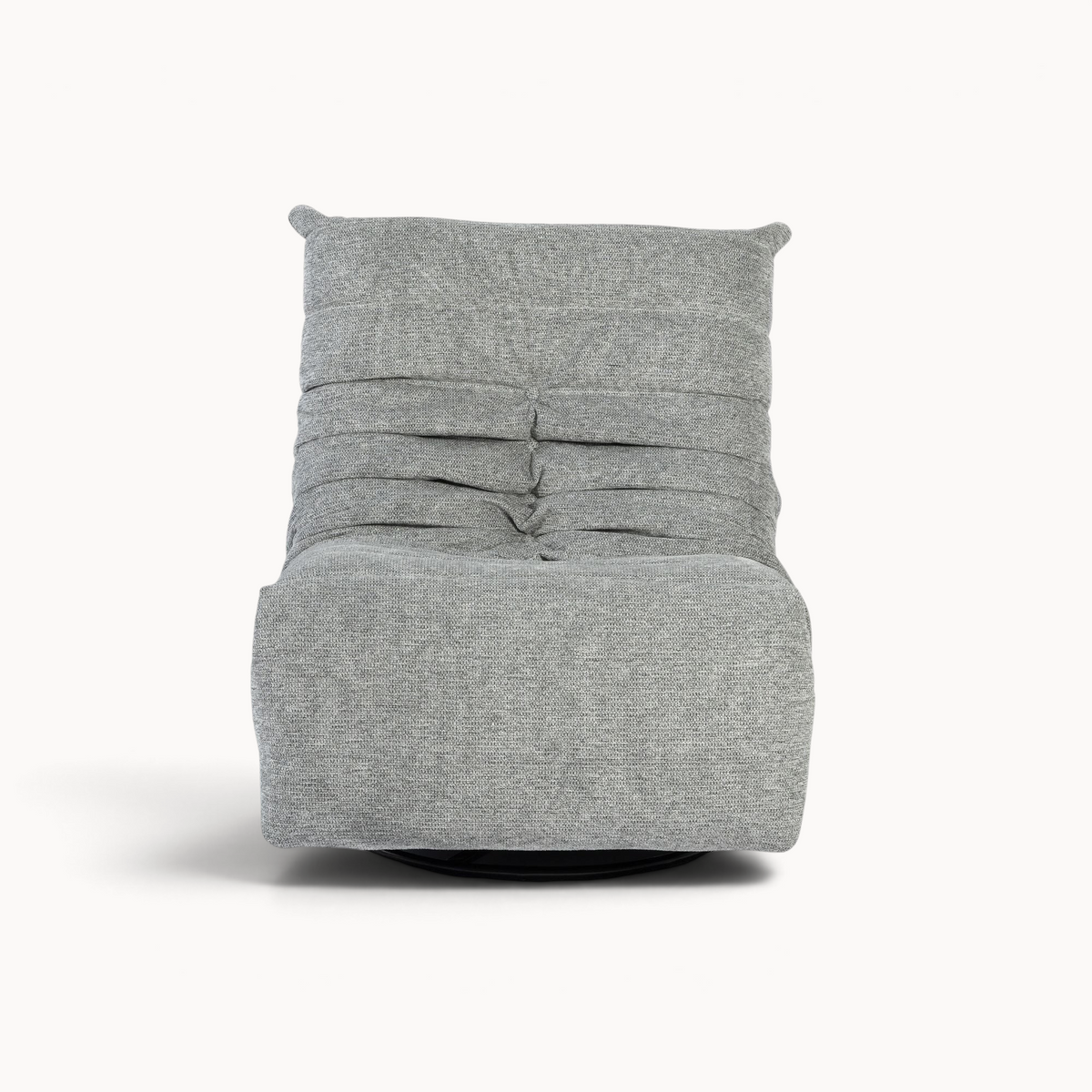 Aika Zen relaxfauteuil in grijze geweven stof met een comfortabel, geplooid ontwerp voor een moderne woonkamer.