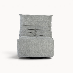 Aika Zen relaxfauteuil in grijze geweven stof met een comfortabel, geplooid ontwerp voor een moderne woonkamer.