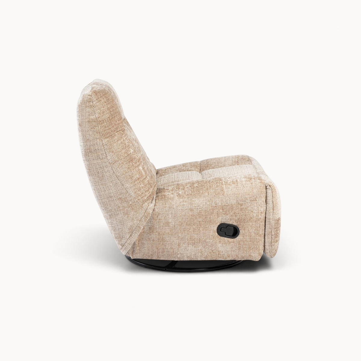 Aika Nagomi relaxfauteuil in beige gestructureerde stof met een zwart metalen onderstel, zijaanzicht.