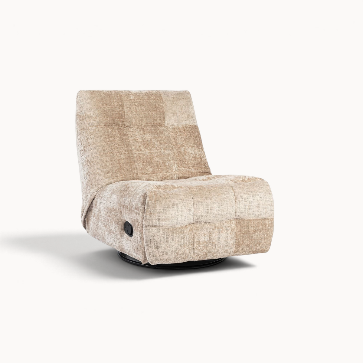 Aika Nagomi relaxfauteuil in beige gestructureerde stof met een moderne draaibare voet en gecapitonneerd ontwerp.