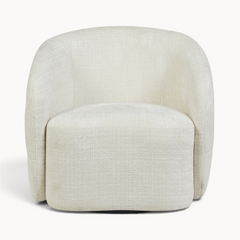Aika Kaze draaibare fauteuil in gebroken wit met een gestructureerde stoffen bekleding en een ronde vormgeving.