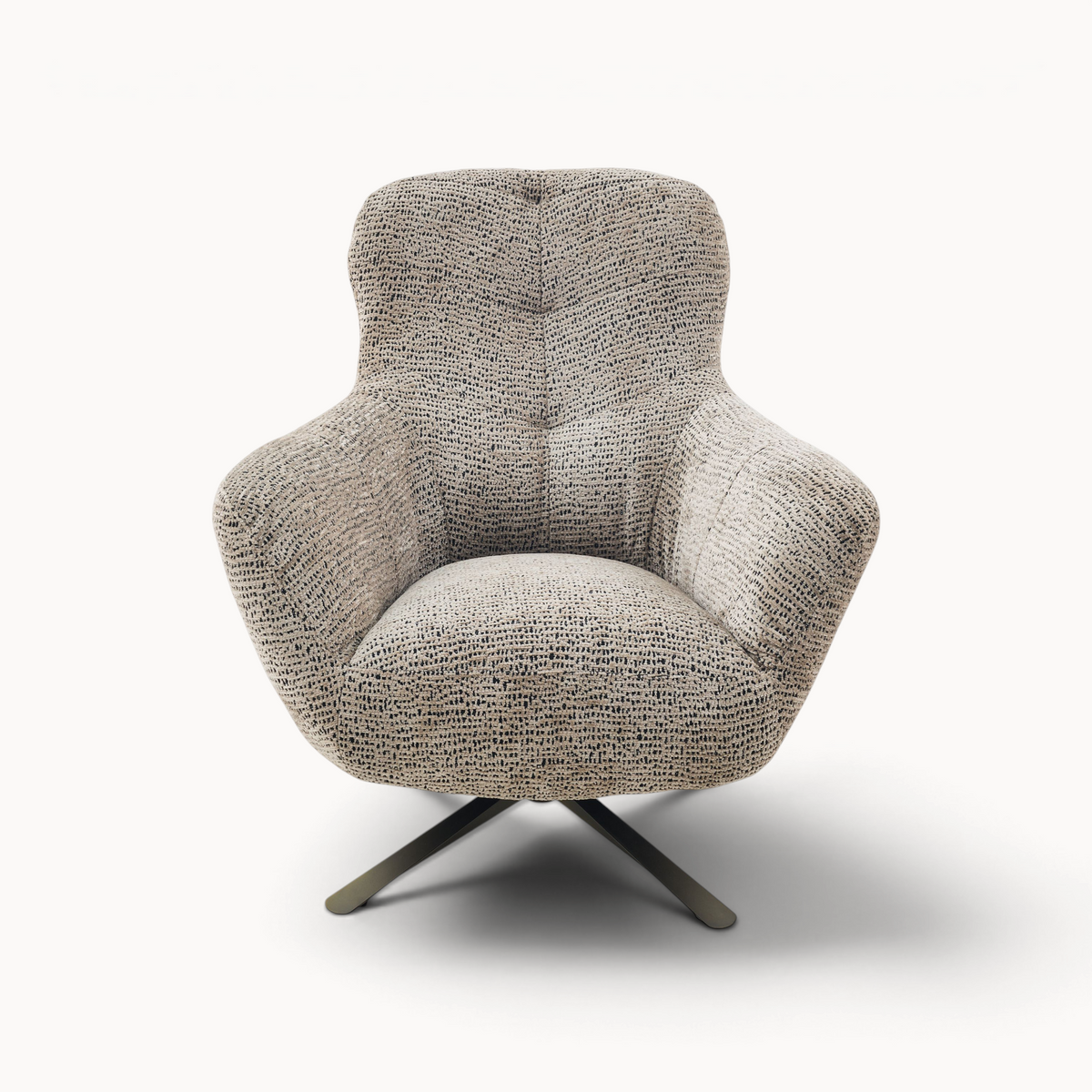 Aika draaibare fauteuil Yume met een gestructureerde beige en zwarte stoffen bekleding en een zwart metalen onderstel.