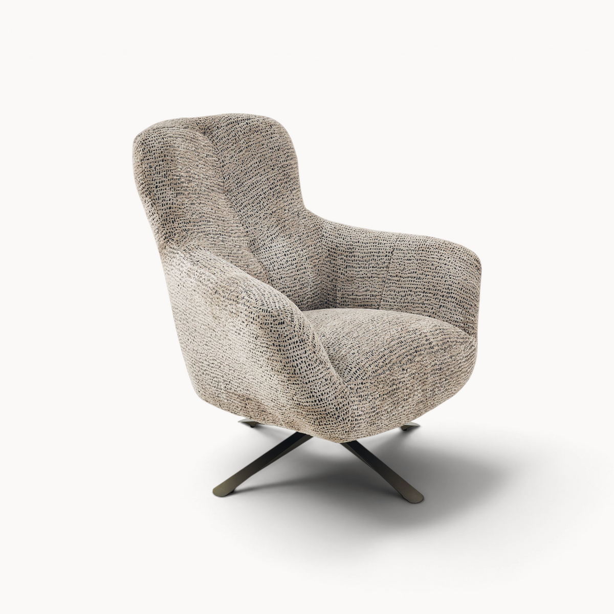 Aika Yume draaibare fauteuil met een beige en zwarte gemêleerde stoffen bekleding en een zwart metalen kruispoot.