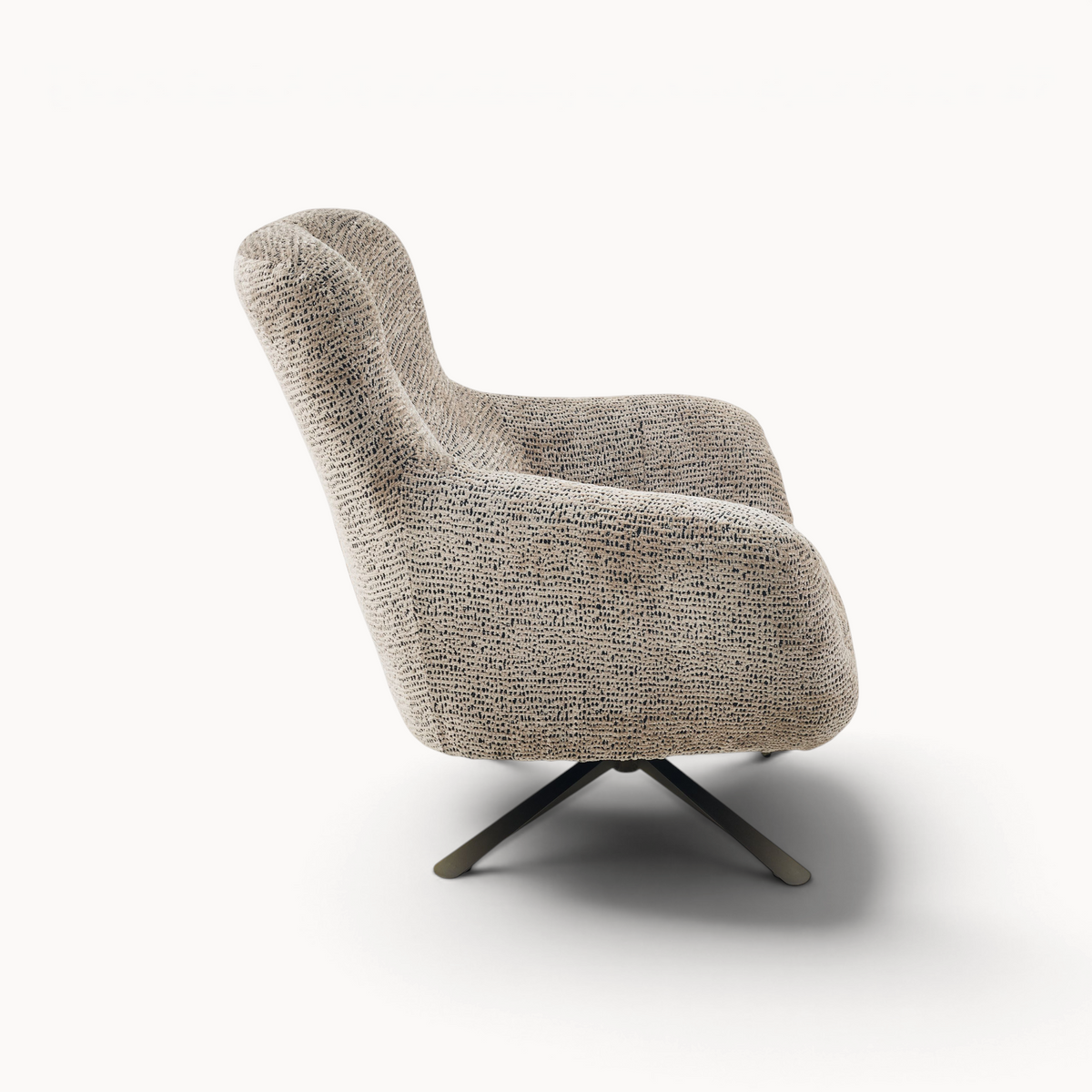 Aika Yume draaibare fauteuil met een beige en zwart gemêleerde stoffen bekleding en een zwart metalen onderstel.