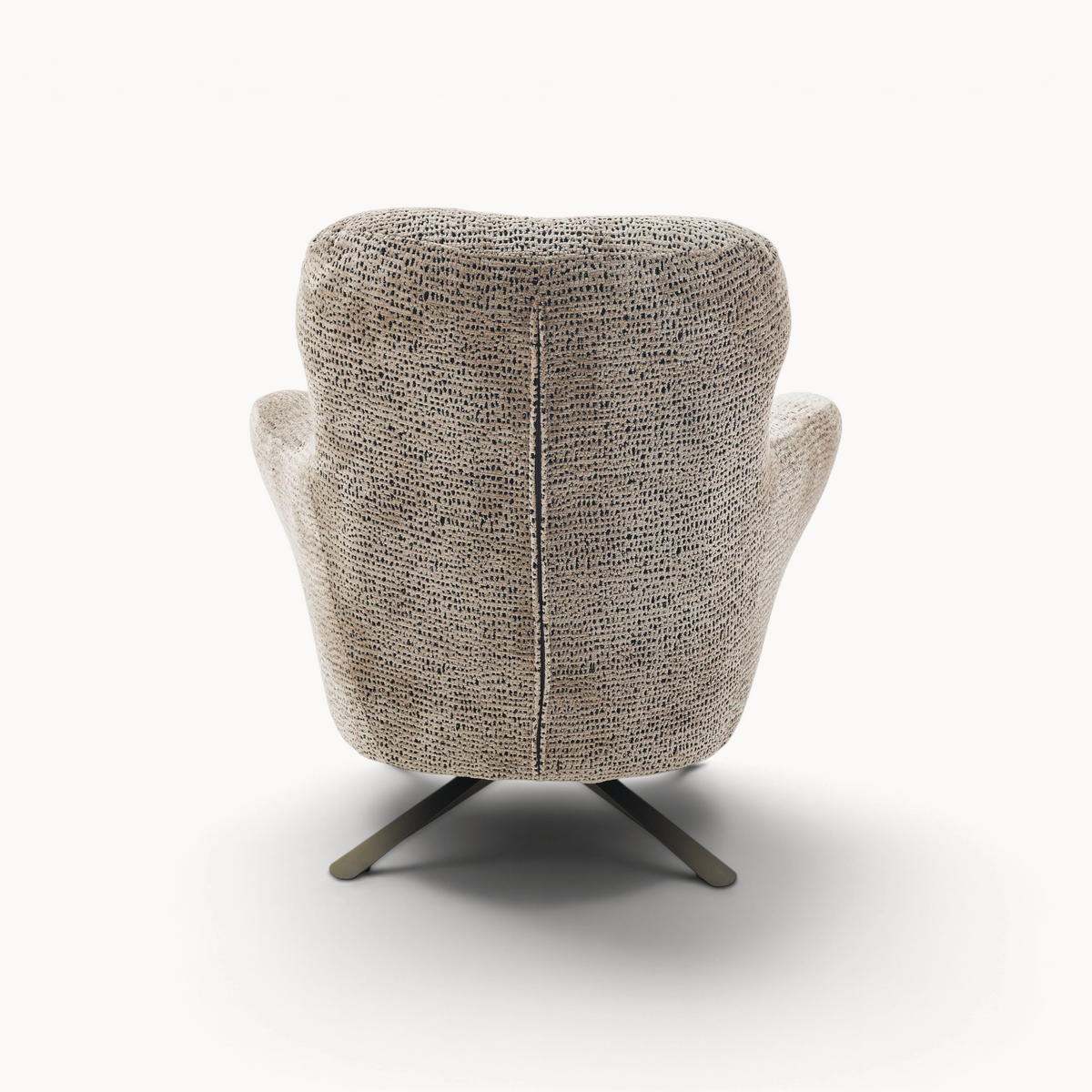 Achterkant van de Aika draaibare fauteuil Yume met een beige en zwarte geweven stoffen bekleding en metalen voet.