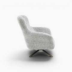 Aika Yume draaibare fauteuil met een wit en zwart gemêleerde stoffen bekleding en een modern zwart onderstel.