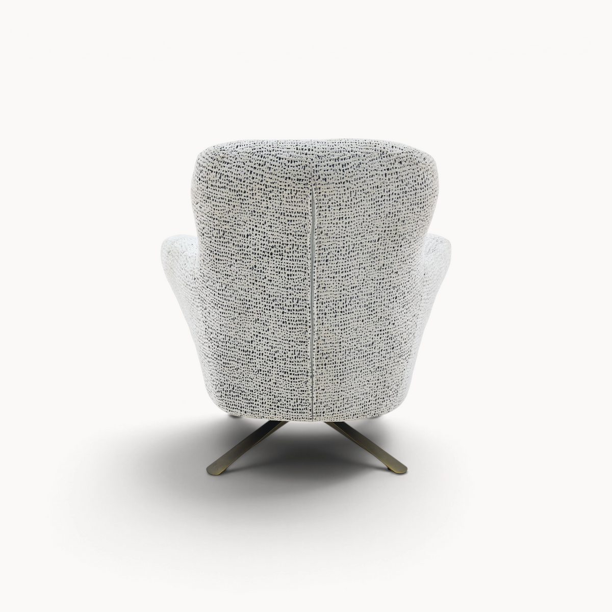Achterkant van de Aika Yume draaibare fauteuil met een wit en zwart gespikkelde stoffen bekleding op een metalen voet.
