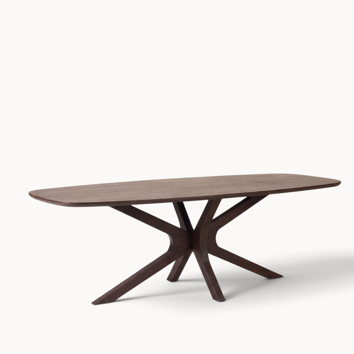 Aika Deens ovale eettafel Nami in donkerbruin hout met een uniek kruisvormig onderstel op een lichte achtergrond.