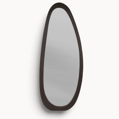 Aika Kumo organische spiegel met een donkerbruin houten frame in een asymmetrische, vloeiende vorm.