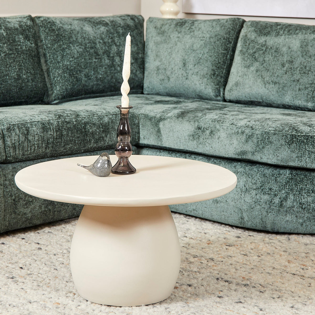 Hoekbank Hana Groen in een woonkamer met een ronde salontafel