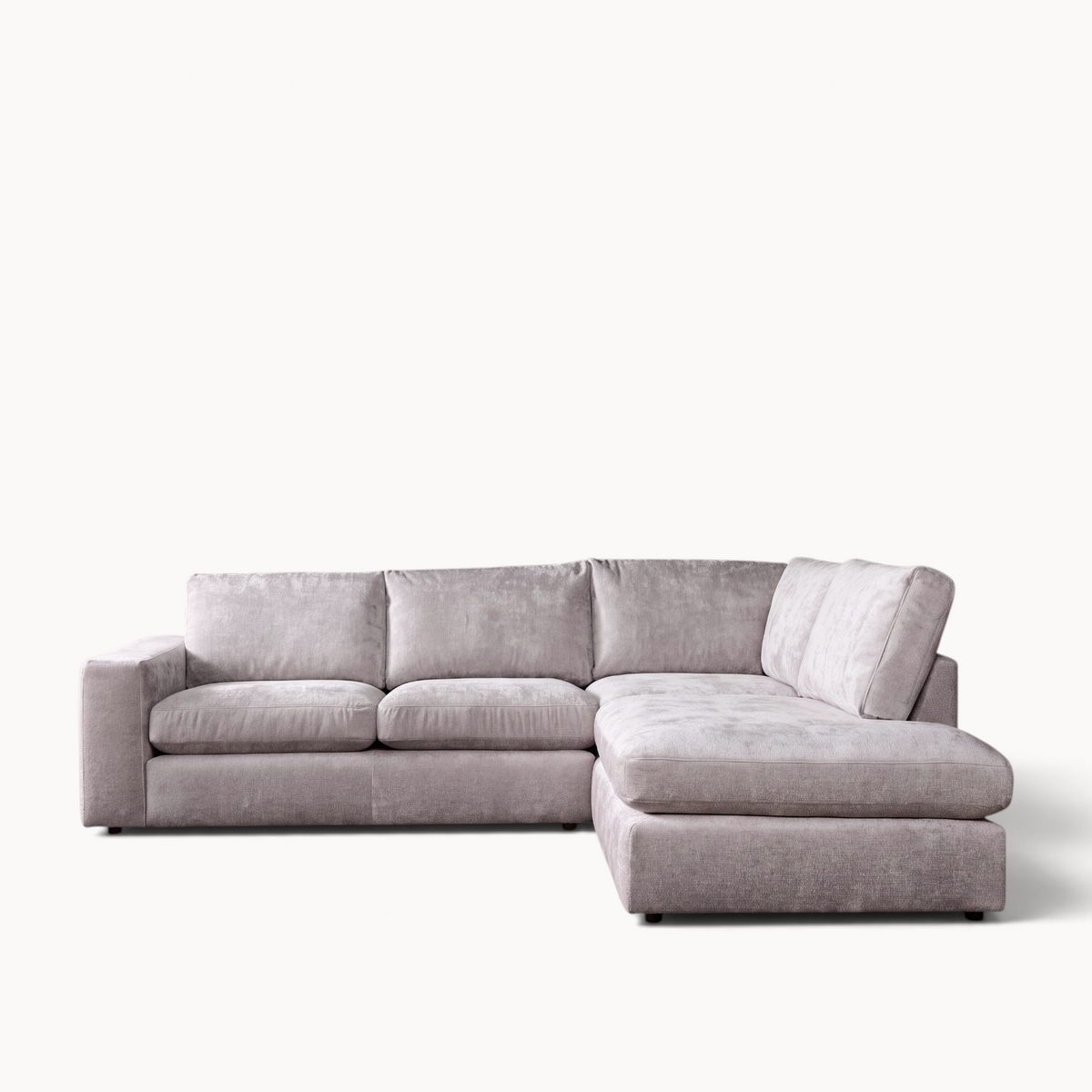 Aika MySofa Iso hoekbank in zachte grijze stof met chaise longue in een stijlvol ingerichte woonkamer