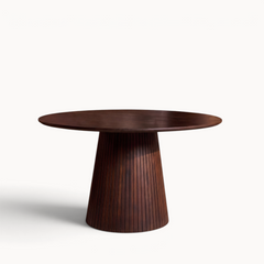 Aika ronde eettafel Tansu in bruin hout met een opvallende taps toelopende voet met verticale lattenstructuur.