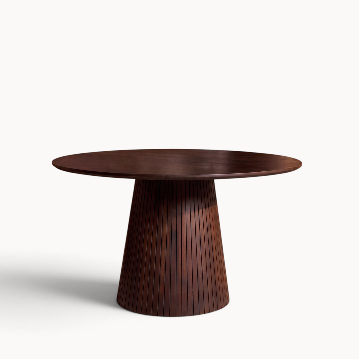 Aika ronde eettafel Tansu in bruin hout met een opvallende taps toelopende voet met verticale lattenstructuur.