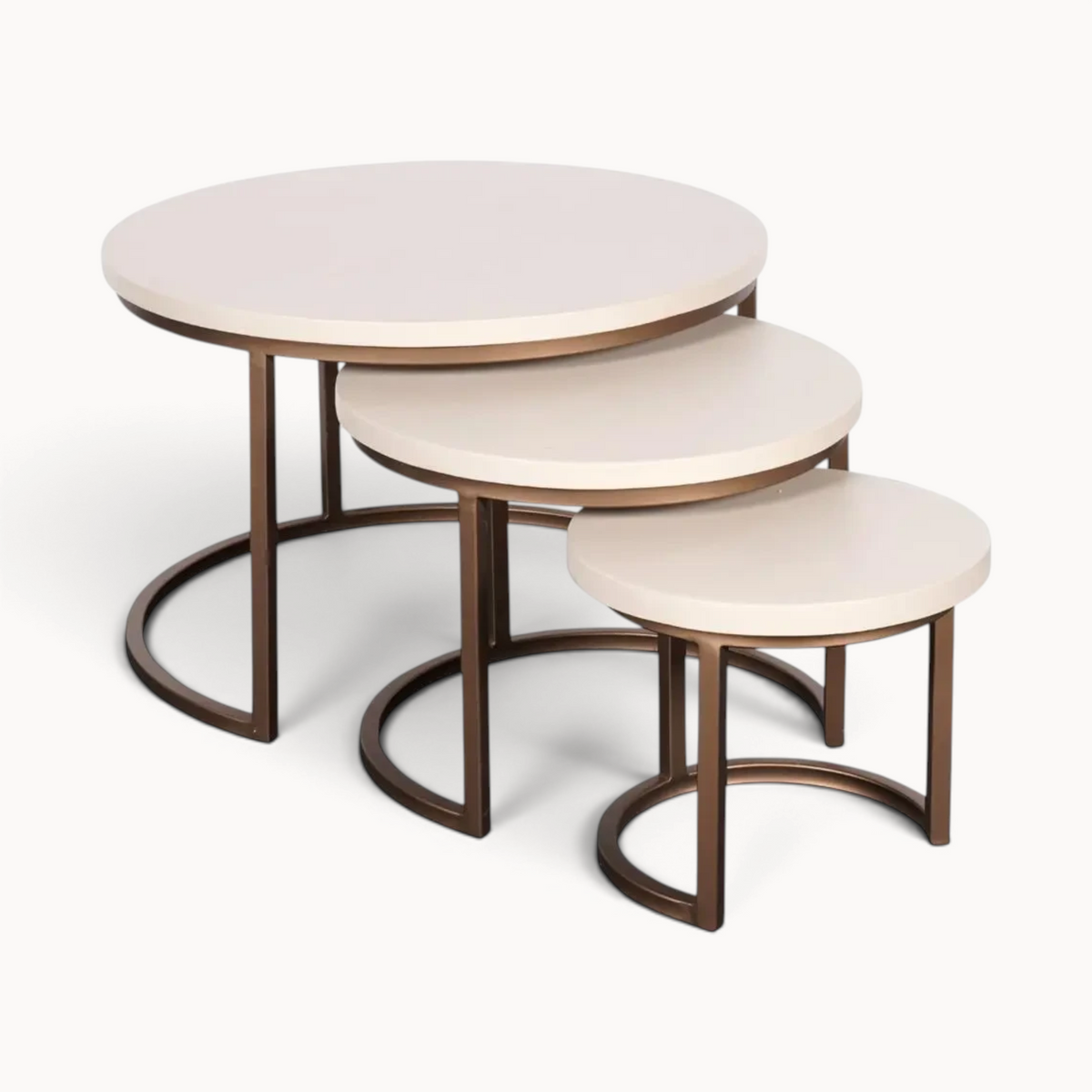 Aika Sova salontafel set in zandkleur met ronde bladen en een bronzen metalen frame in een moderne stijl
