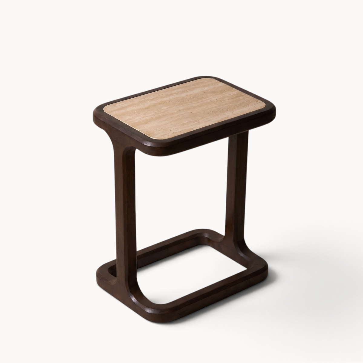 Aika Suna bijzettafel met een rechthoekig travertin blad en een donkerbruin houten frame in een modern design.