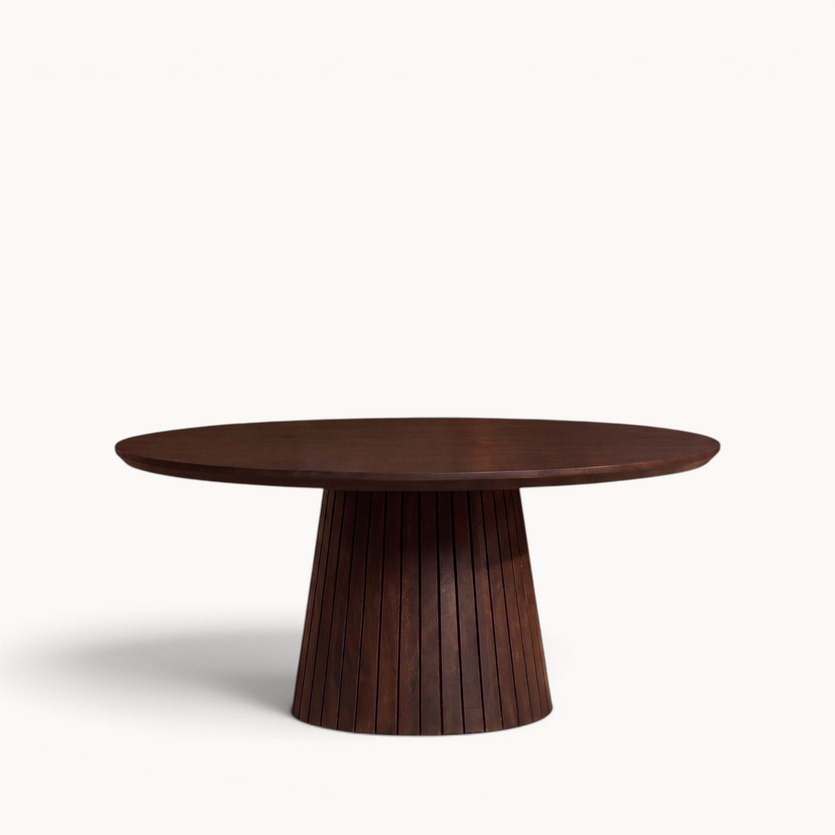 Aika Tansu salontafel in donkerbruin hout met een rond tafelblad en een geribbelde cilindrische voet