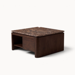 Aika vierkante salontafel Iwa in bruin hout met een marmeren blad en opbergruimte in een sfeervol interieur