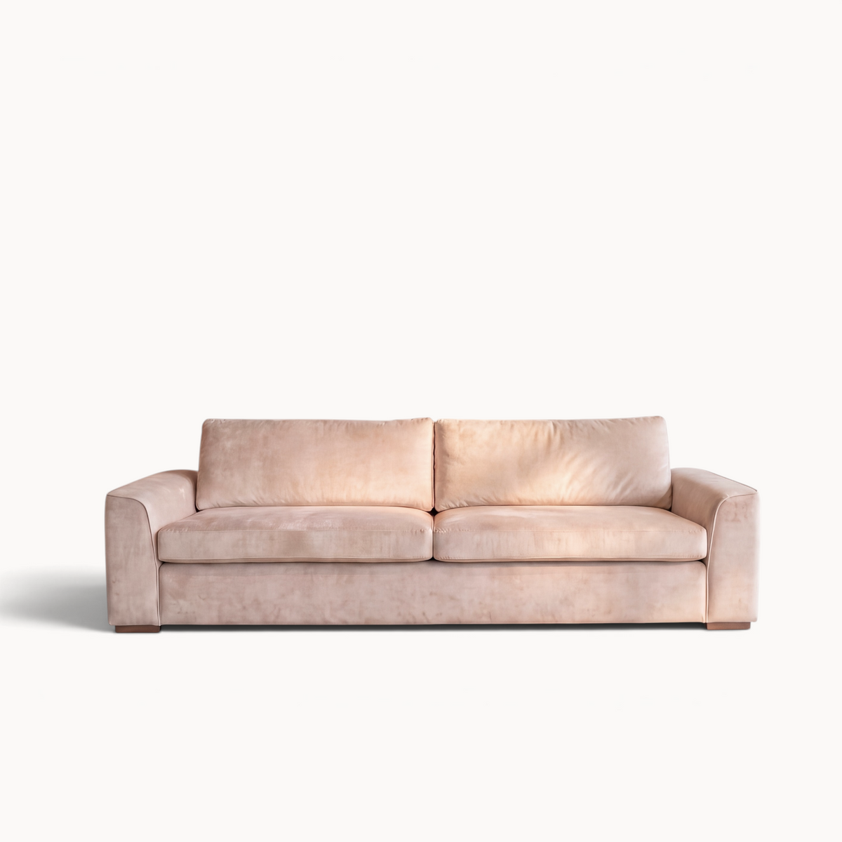Aika Yuki 2,5-zitsbank in zachtroze fluweel met een strak en modern design in een minimalistische studio-opstelling.