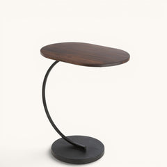 Bijzettafel Curve met C-vormig onderstel en warmgetint houten blad