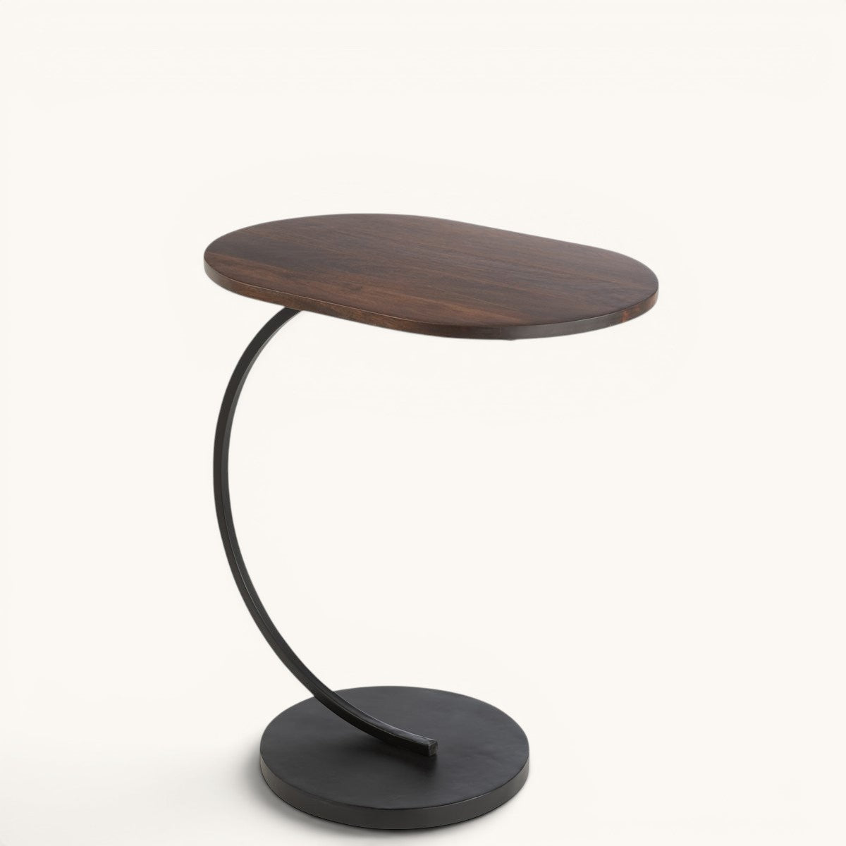 Bijzettafel Curve met C-vormig onderstel en warmgetint houten blad