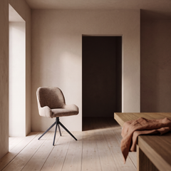 Eetkamerstoel Mila Taupe in eetkamer