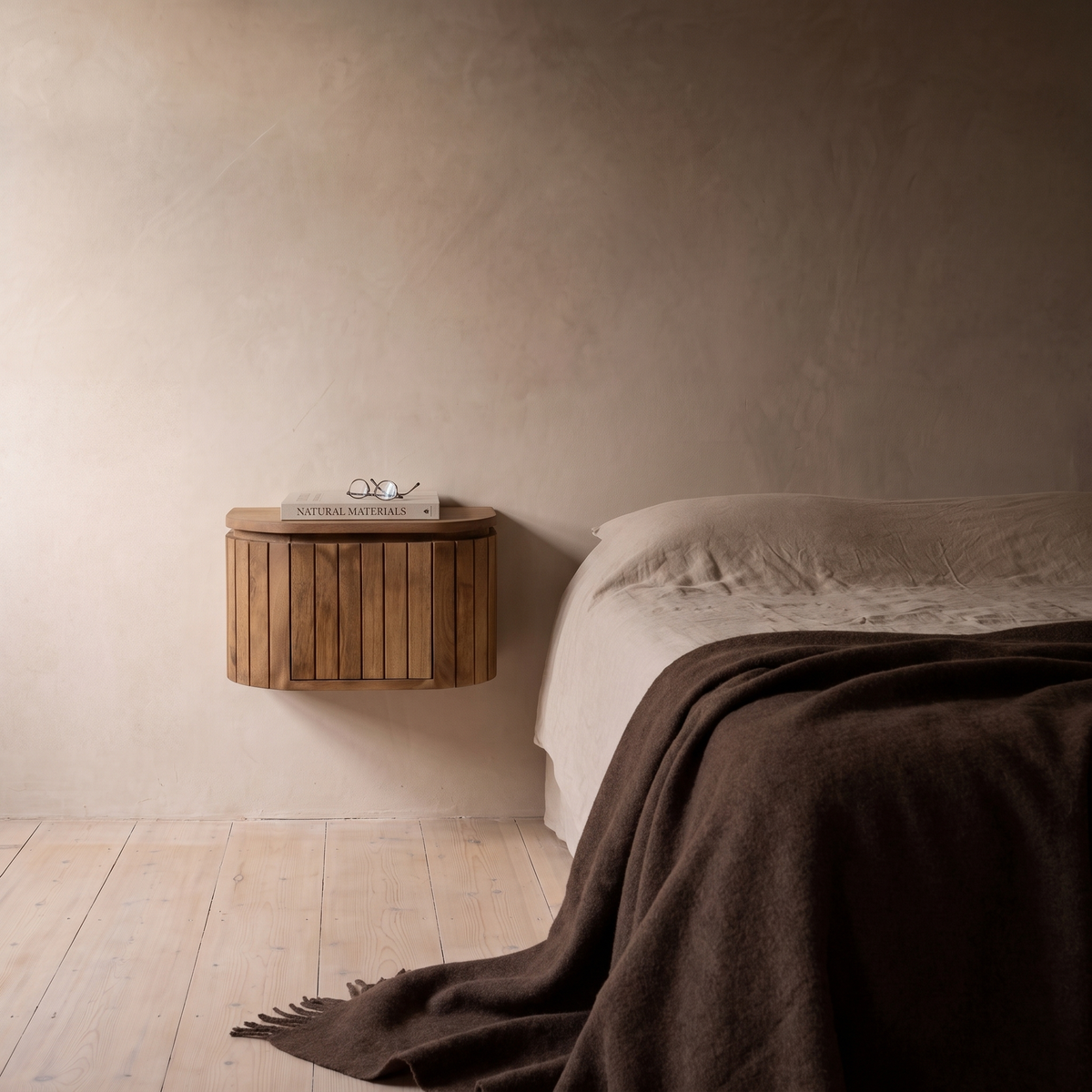 Nachtkastje Mona Hangend Naturel in slaapkamer