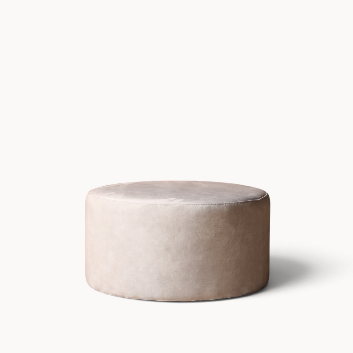Poef Zabu in crème in een woonkamer