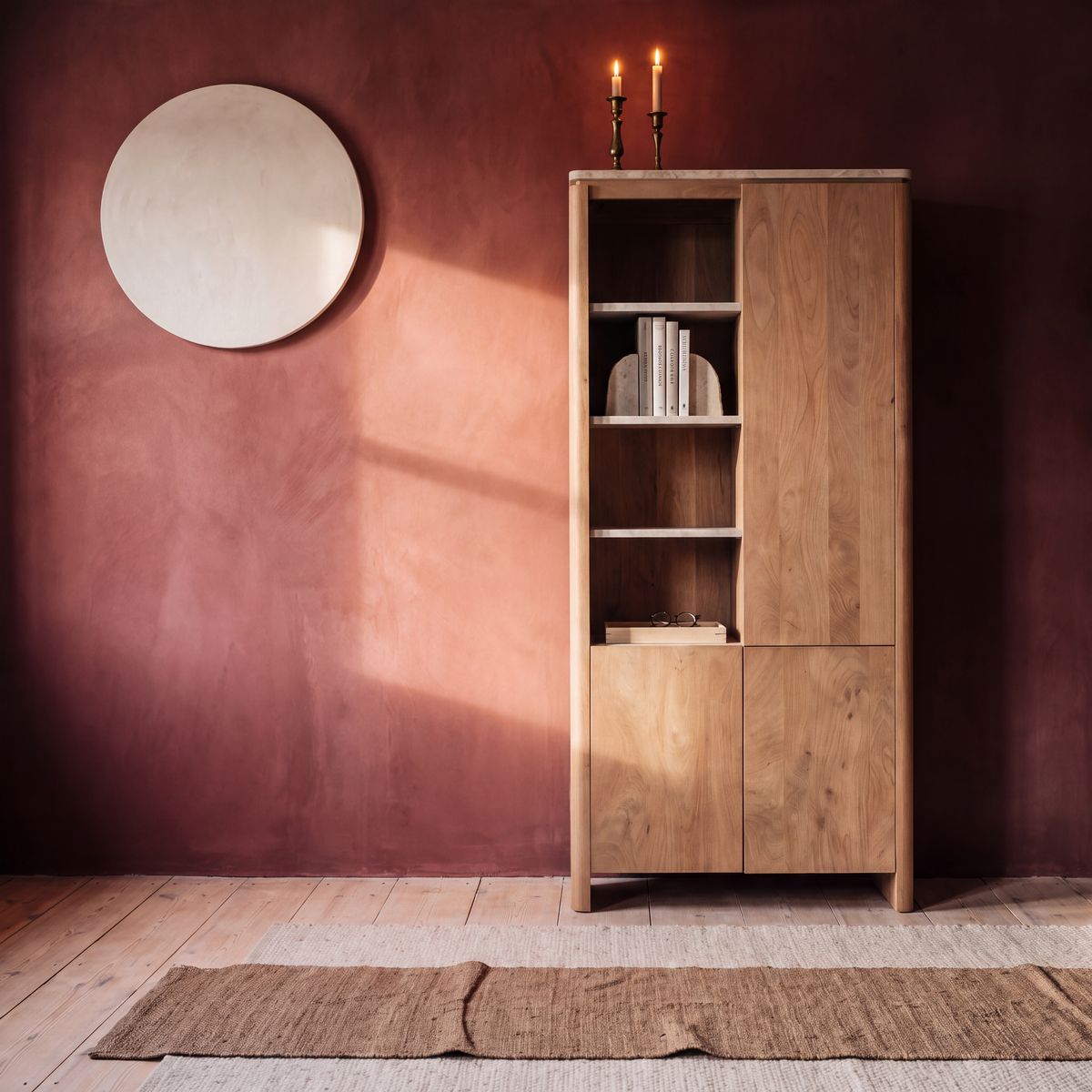 Aika Vakkenkast Iwa Links in naturel hout met beige marmeren bovenblad en legplanken, gestyled met boeken en messing kandelaars tegen een burgundy wand.