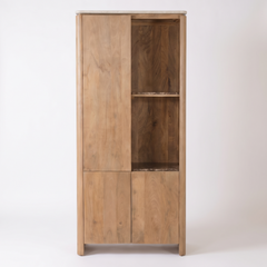 Aika Vakkenkast Iwa Links naturel hout met beige marmeren bovenblad en bruin marmeren legplanken, vooraanzicht op witte achtergrond.