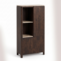 Aika Vakkenkast Iwa Links bruin hout met beige marmeren bovenblad en beige marmeren legplanken, driekwart aanzicht op witte achtergrond.