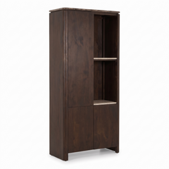 Aika Vakkenkast Iwa Links bruin hout met bruin marmeren bovenblad en beige marmeren legplanken, driekwart aanzicht op witte achtergrond.