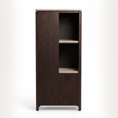 Aika Vakkenkast Iwa Links bruin hout met beige marmeren bovenblad en beige marmeren legplanken, vooraanzicht op witte achtergrond.